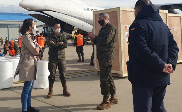 La ministra de Industria, Reyes Maroto, ha recibido el cargamento a pie de pista en la base militar de Torrejón de Ardoz. Gbierno de España