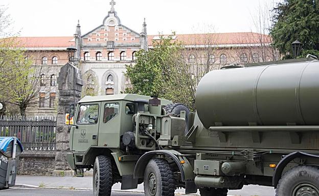 Los camiones militares, en el exterior del Seminario.