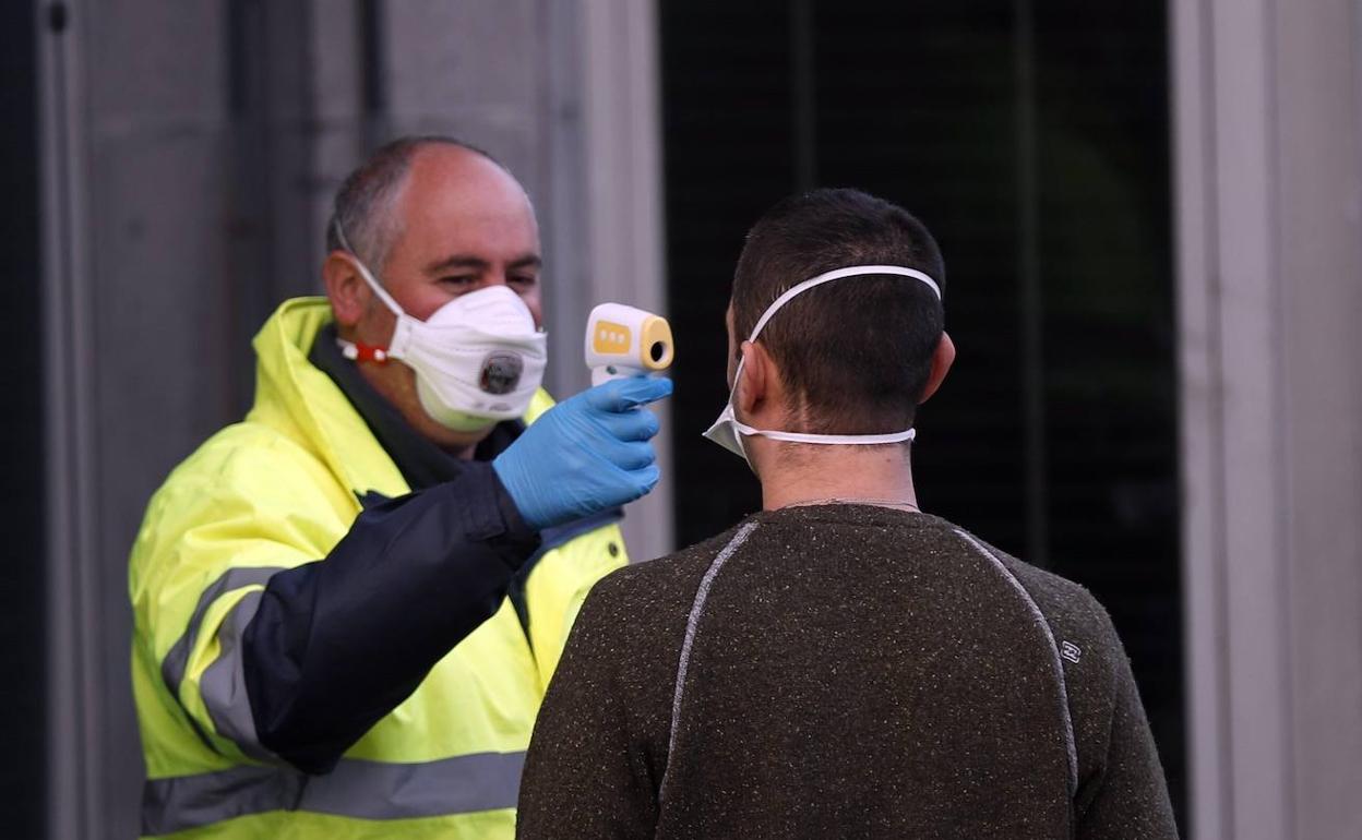 Toman la temperatura a los trabajadores de Bridgeston en Basauri antes de entrar a trabajar. 