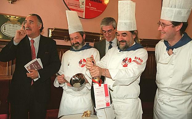 Miembros de la compañía de Gargantúa con el fallecido alcalde de Bilbao Iñaki Azkuna. 