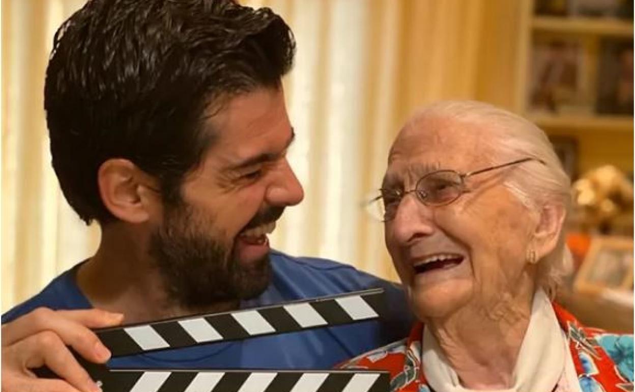 Miguel Ángel Muñoz y su abuela, en una foto compartida por el actor en su Instagram.