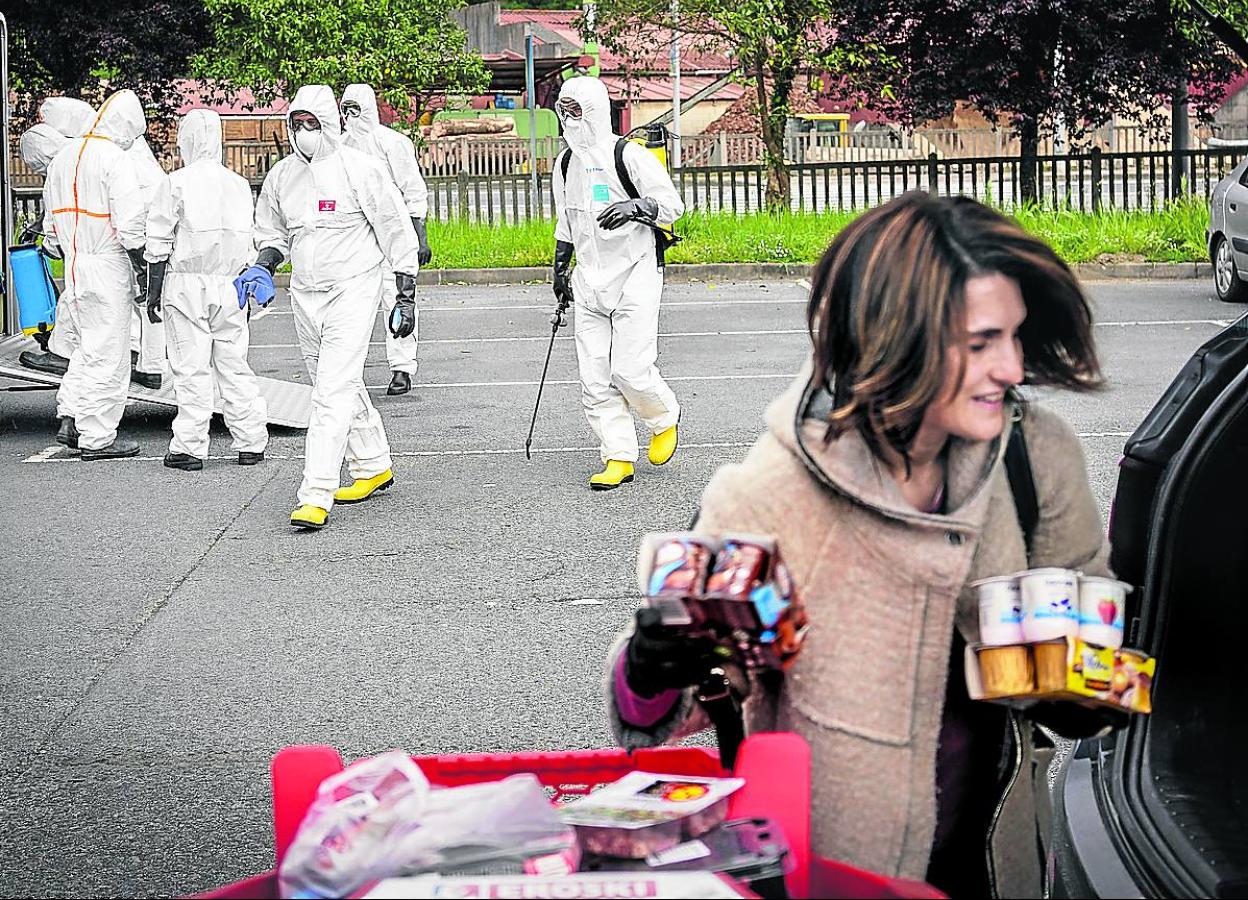 Los desactivadores, con buzos, se disponen a desinfectar el Eroski de Zalla. 
