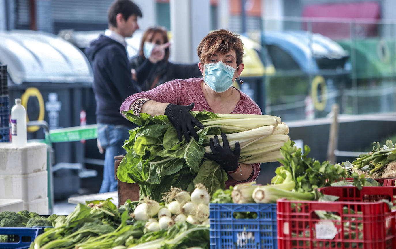 Fotos: El orden regresa a los puestos del mercado de Santa Bárbara en Vitoria