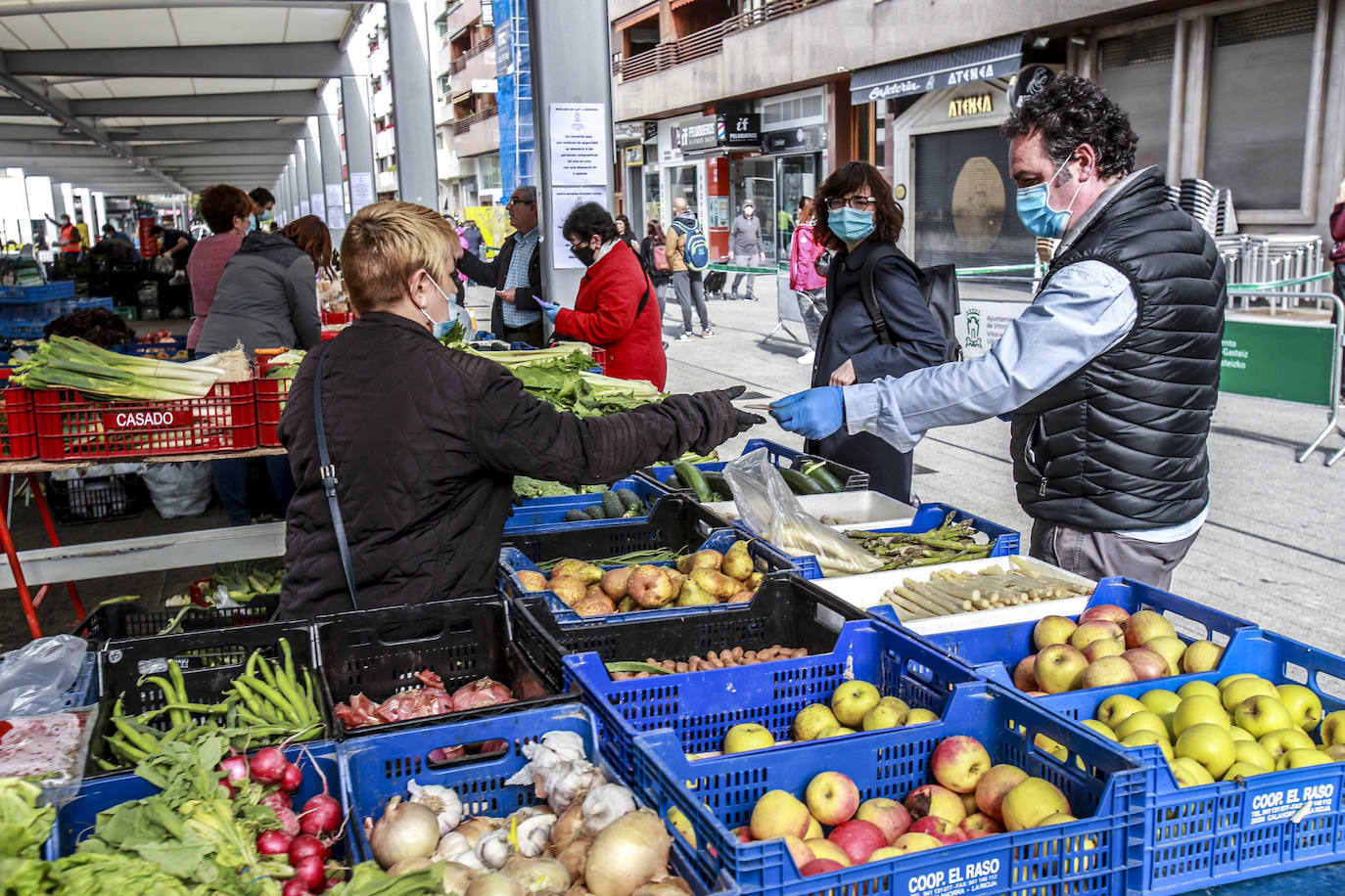 Fotos: El orden regresa a los puestos del mercado de Santa Bárbara en Vitoria