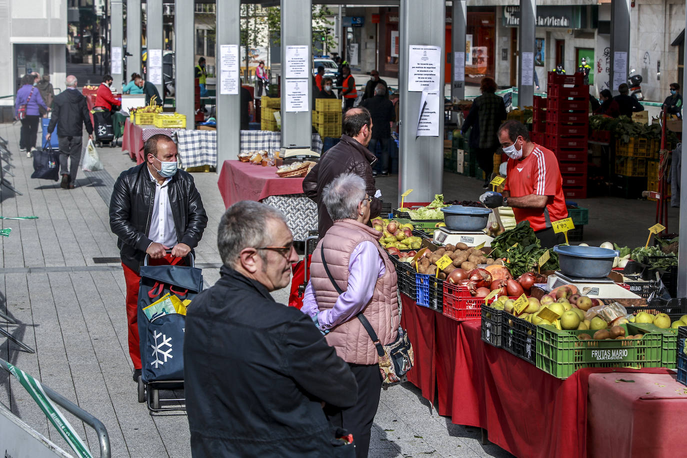 Fotos: El orden regresa a los puestos del mercado de Santa Bárbara en Vitoria