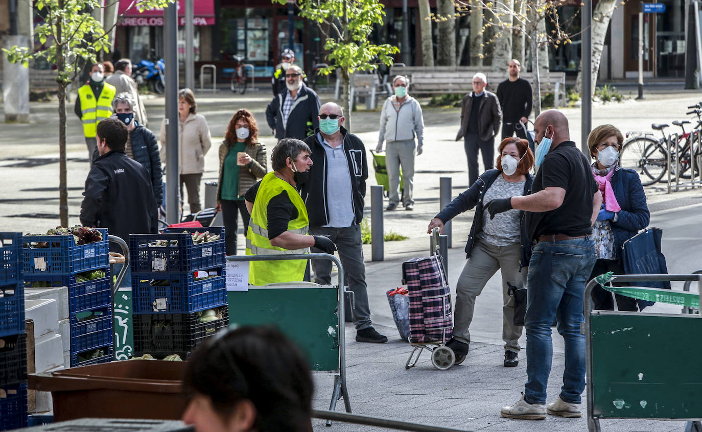 Fotos: El orden regresa a los puestos del mercado de Santa Bárbara en Vitoria