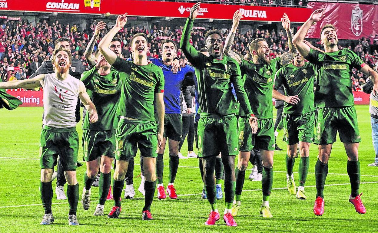 Jugadores del Athletic festejan el pase a la final de la Copa en Los Cármenes, donde consiguieron el billete para La Cartuja.