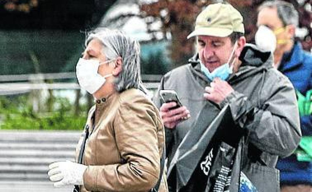 Dos vitorianos con mascarilla.