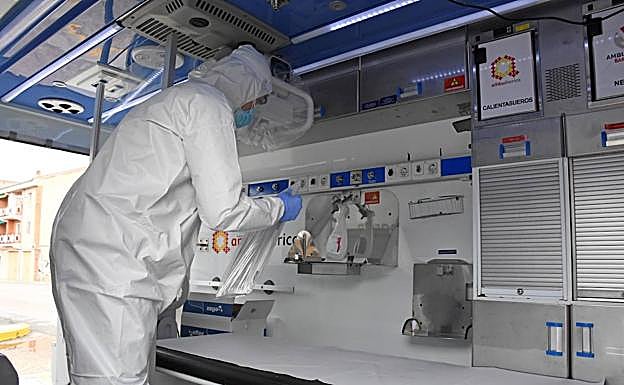 Un sanitario en una unidad móvil.