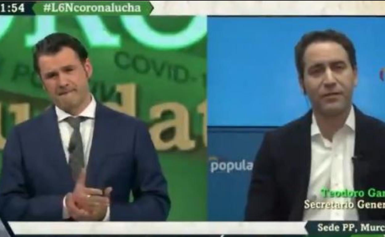 Pantallazo del momento en el que acusan a López de pedir con sus manos que se corte la entrevista