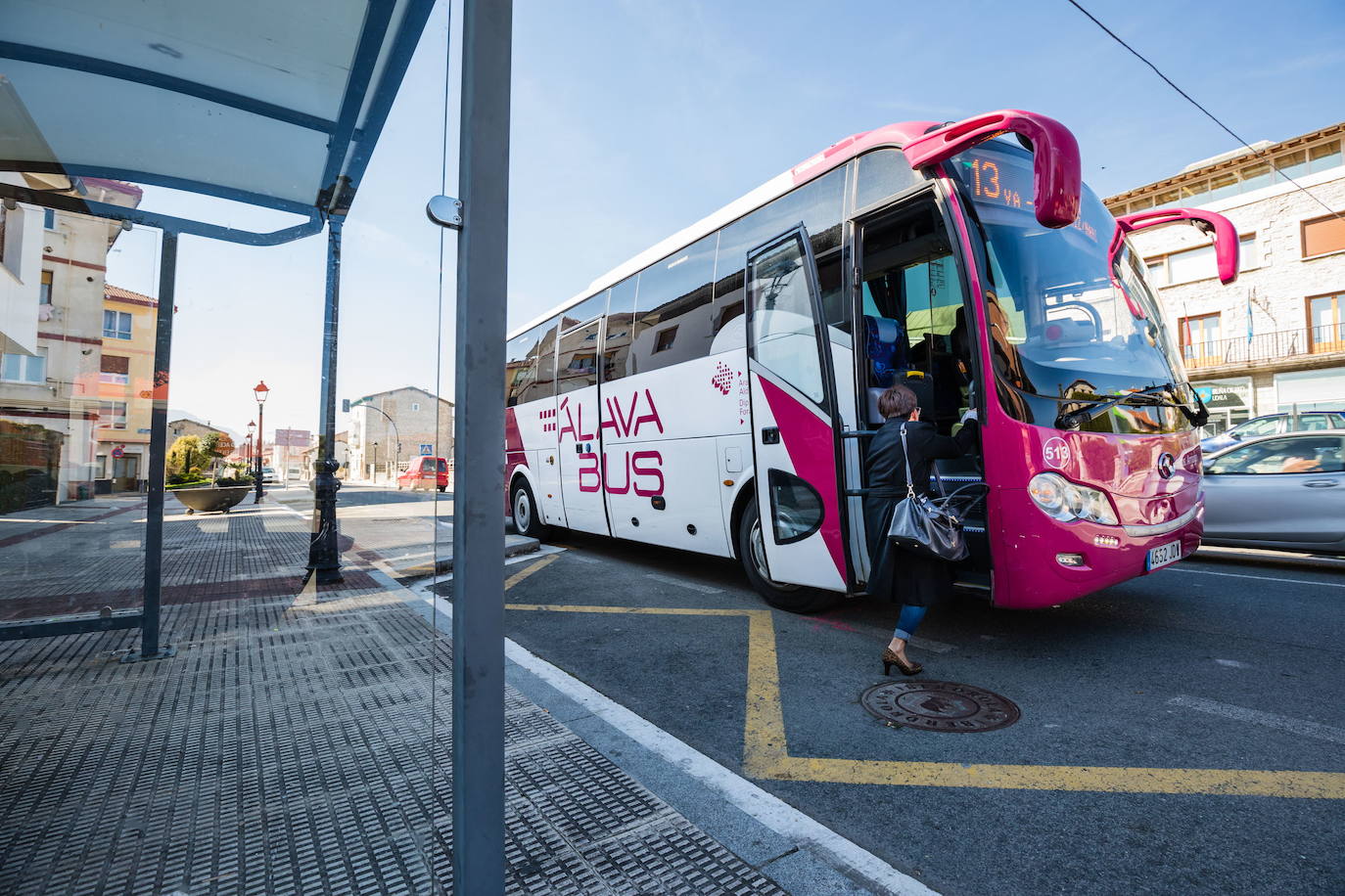 Un autobús de las líneas forales de transporte interurbano por carretera recoge a un pasajero en Nanclares de la Oca. 