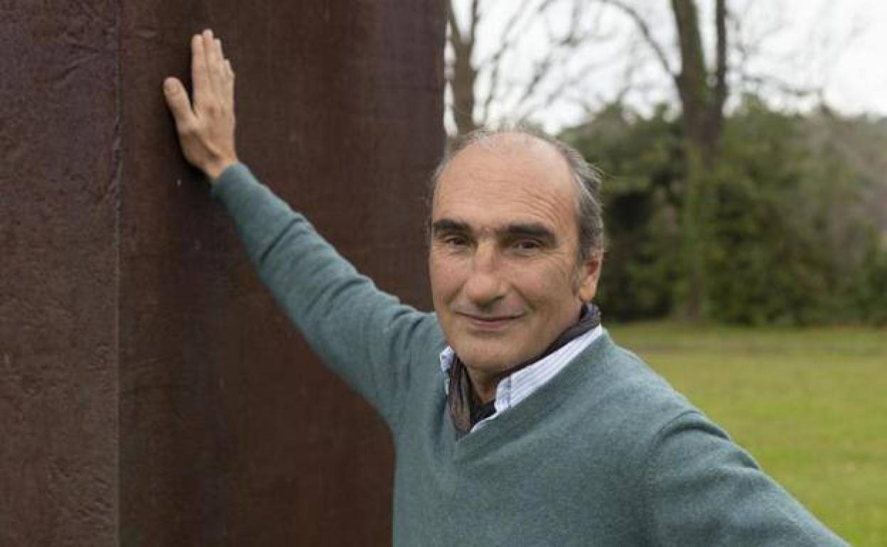 Luis Chillida, junto a una escultura de acero en la campa de Zabalaga