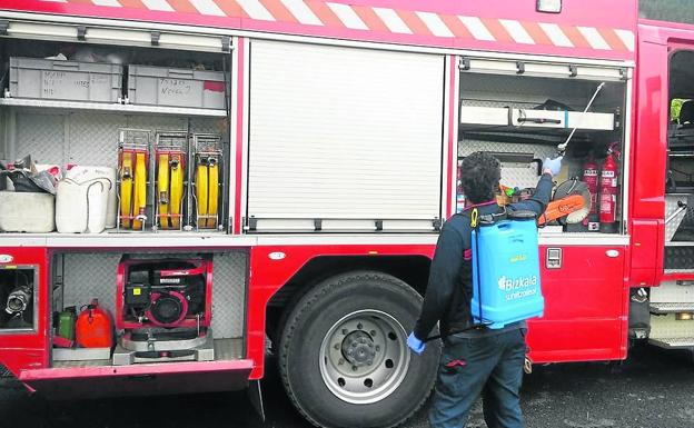 Zorion Kareaga, en plena desinfección del camión de bomberos. 