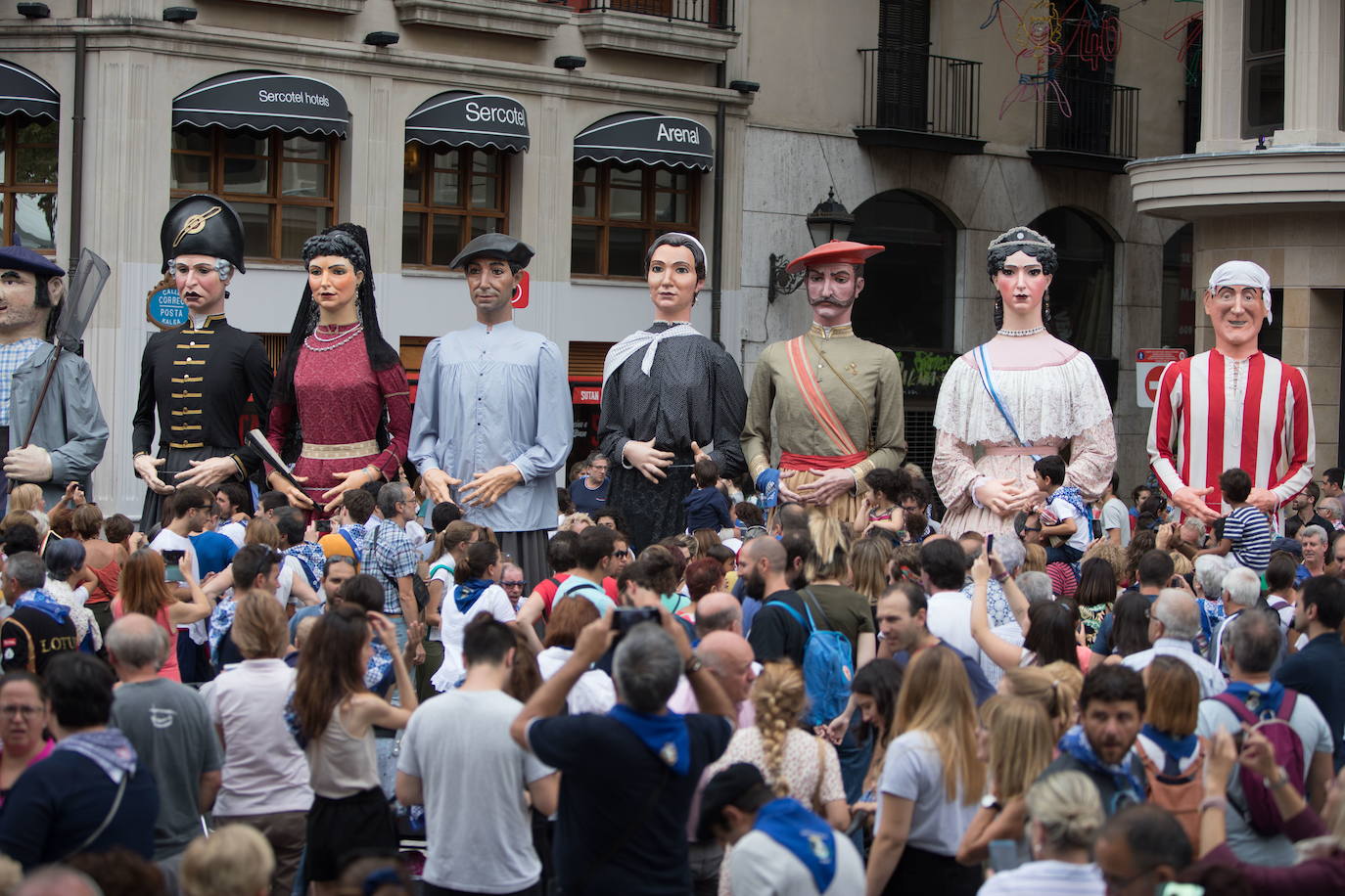 Ciudadanos de Bilbao disfrutan de los gigantes y cabezudos en El Arenal