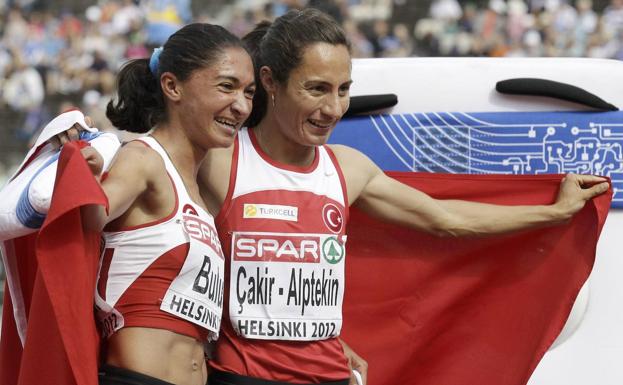 Bulut, a la izquierda, celebra el oro en Helsinki 2012. Se le retiró por dopaje. 