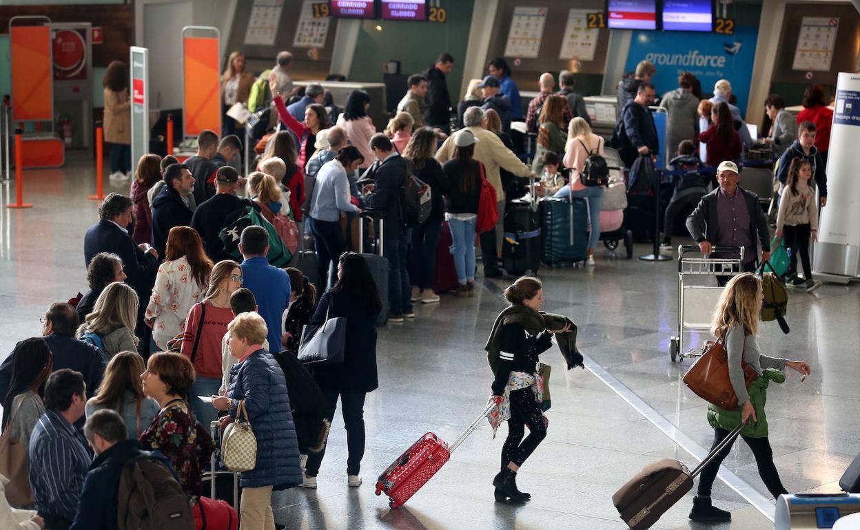 Viajeros, hace un año, ante los mostradores de facturación de Loiu.