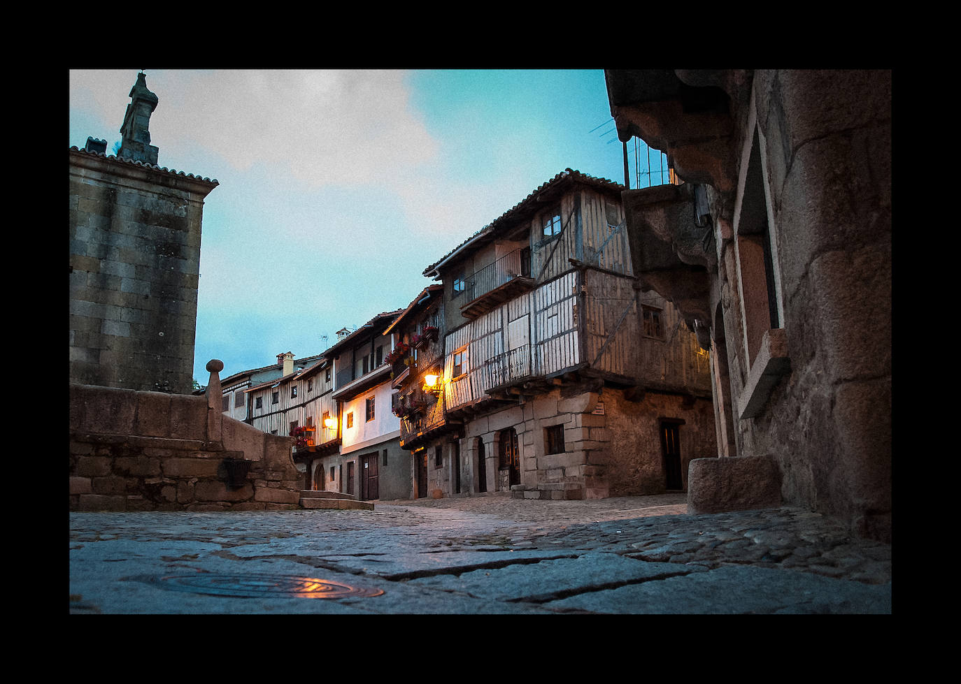 La Alberca, situado sobre el puerto de Las Batuecas, es el pueblo más conocido de la Sierra de Francia y apenas supera los 1.100 habitantes. El municipio ha sabido conservar como pocos su entramado medieval y fue el primero de España en ser nombrado Monumento Histórico Artístico.