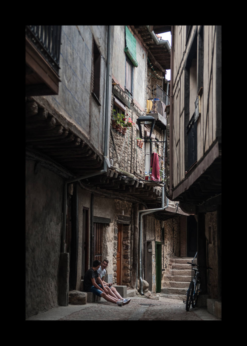 El tejido urbano de Miranda de Castañar lo forman calles estrechas que protegen del inclemente sol y que discurren prietas entre la ermita del Humilladero, las ruinas de la fortaleza y la iglesia de San Ginés y Santiago.