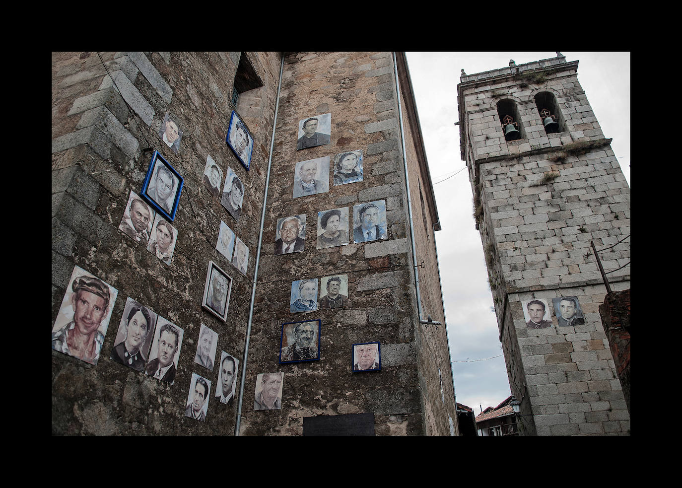 Los muros de Nuestra Señora de las Nieves son el lugar del pueblo que concentra mayor número de retratos. Sus propietarios son aquellas personas que carecían de casa propia, vendieron su propiedad o emigraron en años de necesidad.