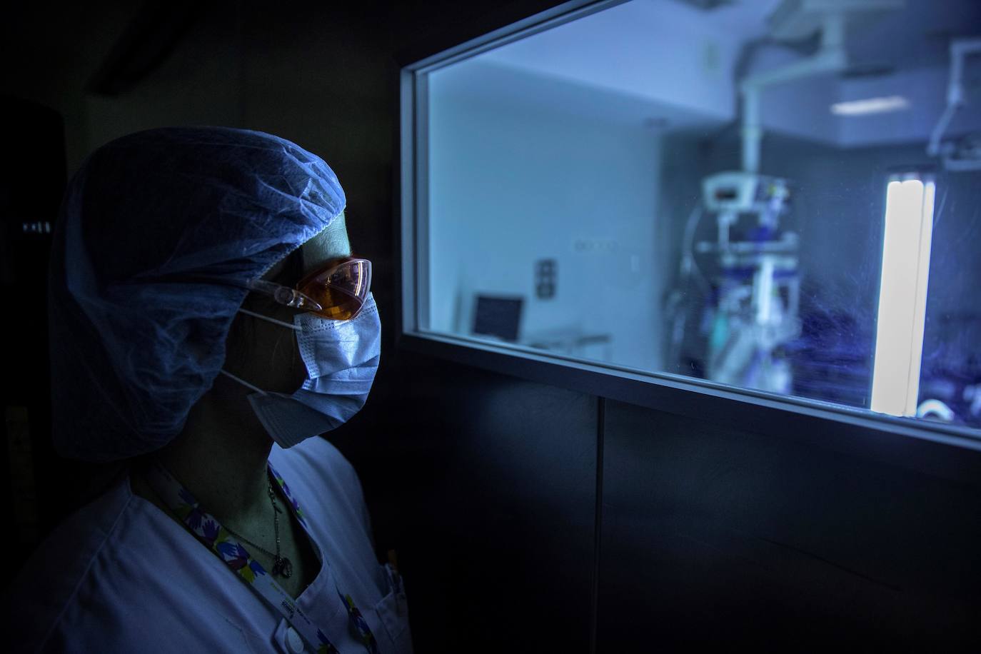 Un sanitario, en una de las UCI de un hospital vasco. 