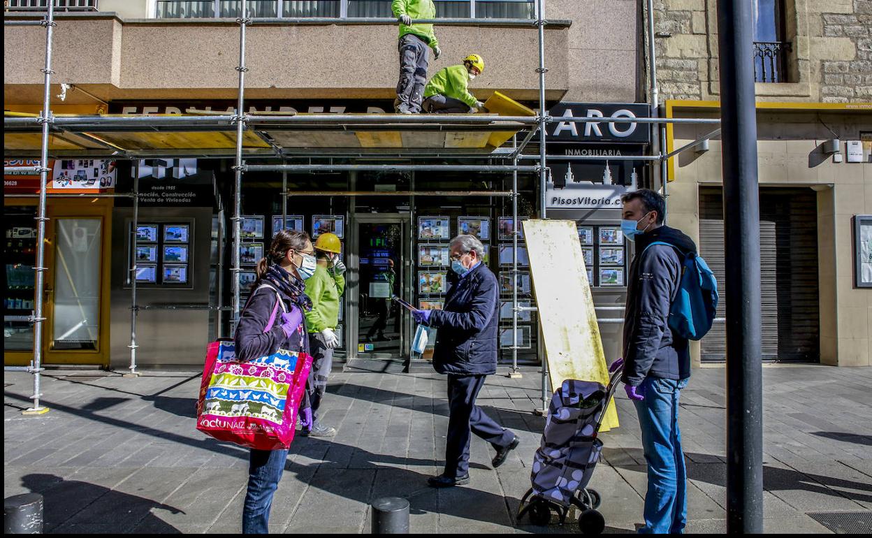 Unos 30.600 hogares vascos tienen a todos sus miembros activos en el paro