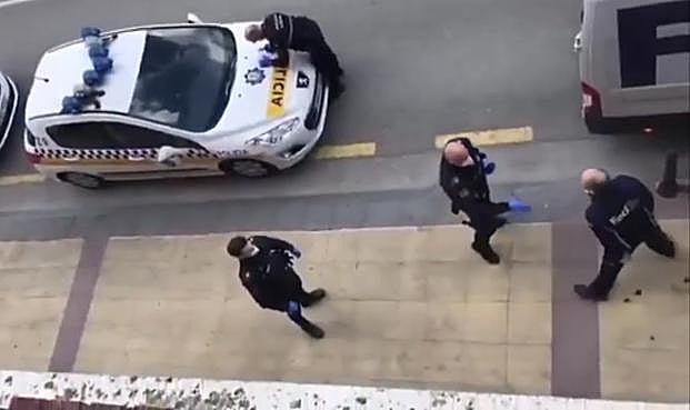 Momento de la discusión entre el repartidor y los agentes.