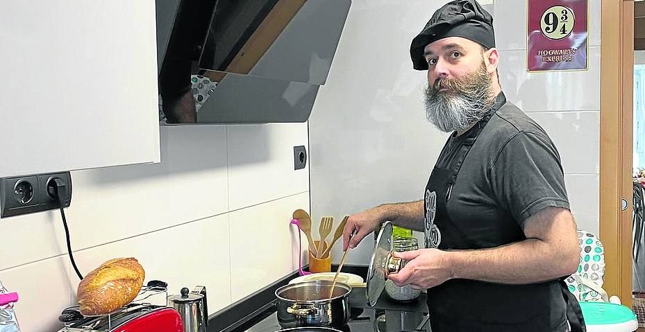 El hostelero Manu Iturregi aprovecha para cocinar en casa.