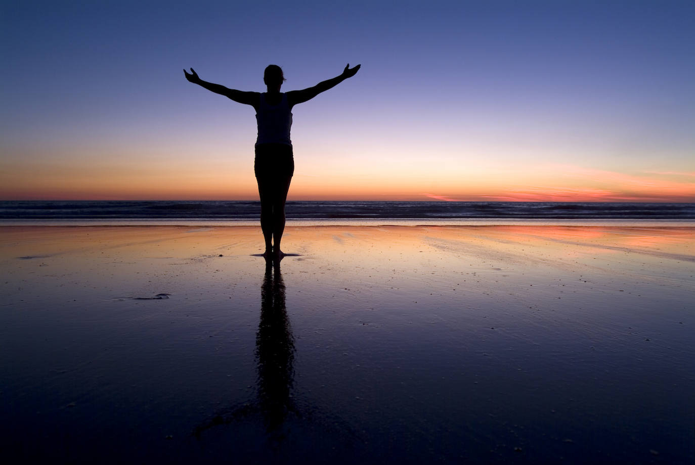 Una mujer contempla el atarceder en la playa Cable en la ciudad de Broome, al noroeste de Australia. Normas un lugar muy concurrido para ver la puesta de sol, pero con 22 kilómetros de costa, no es complicado encontrar un lugar alejado del bullicio.
