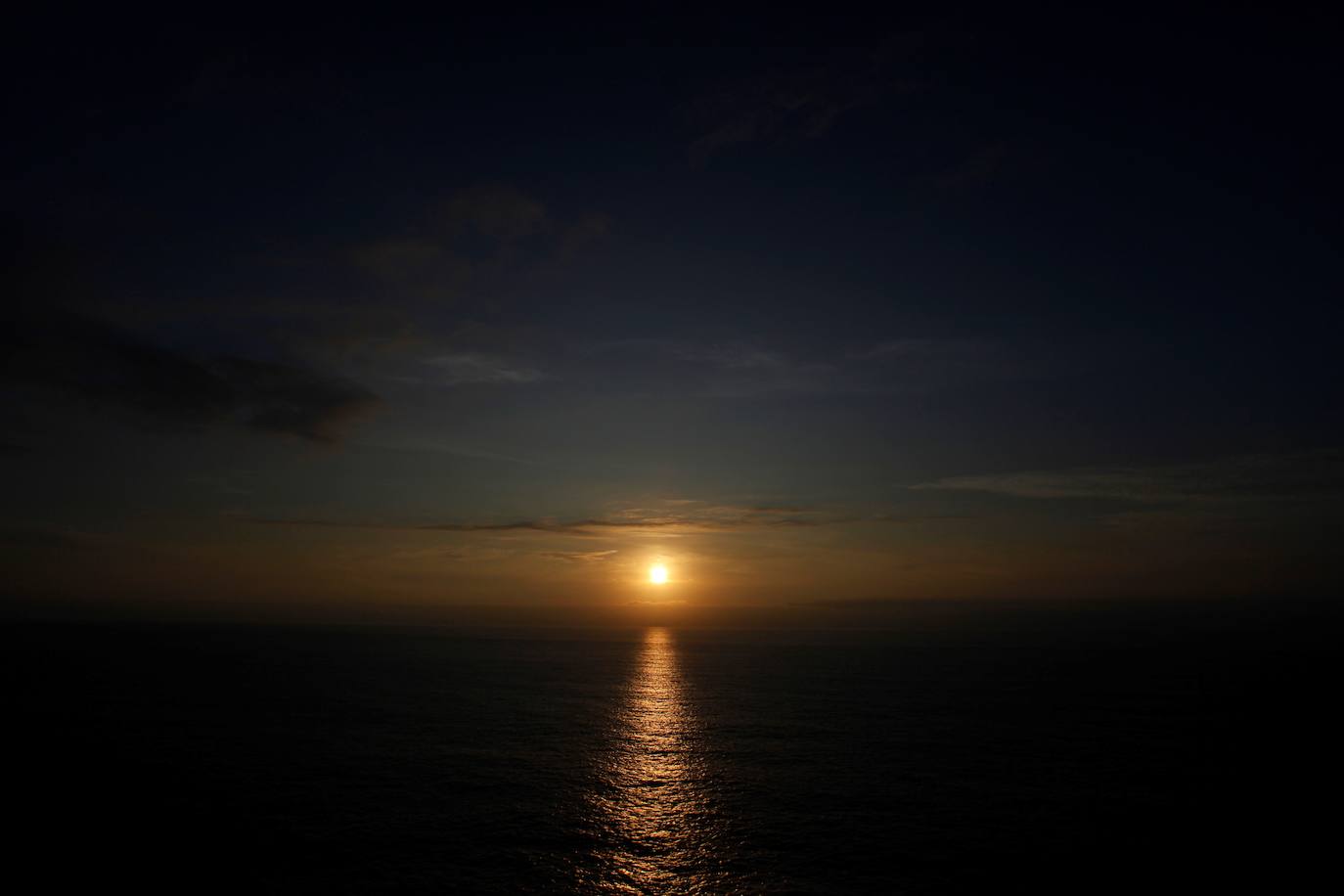 El último atardecer de la Europa continental se ve en Finisterre, en Galicia.