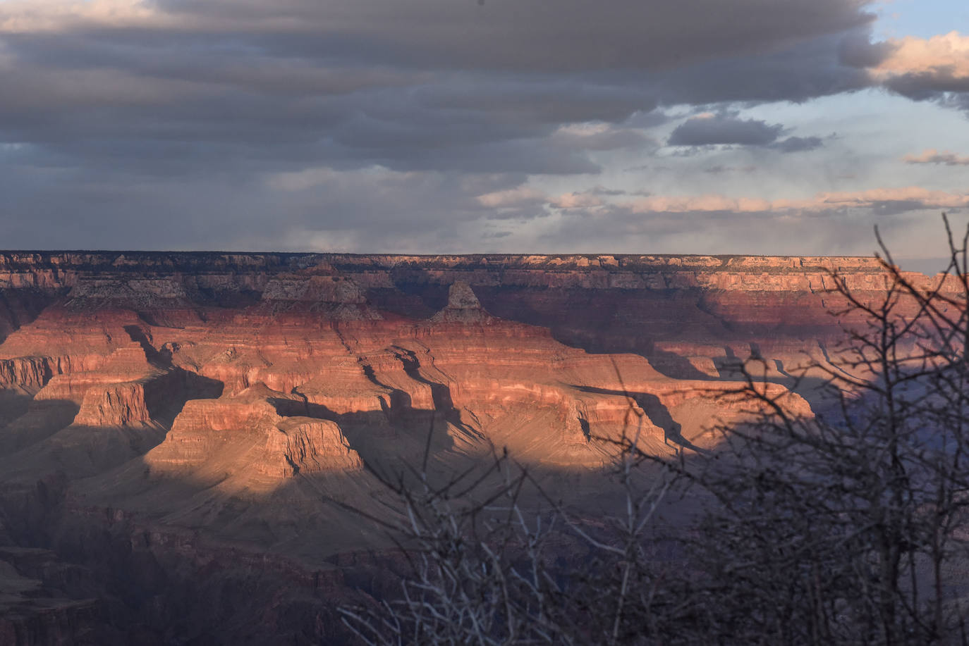 Anochecer del Gran Cañón del Colorado, en el estado de Arizona, Estados Unidos.