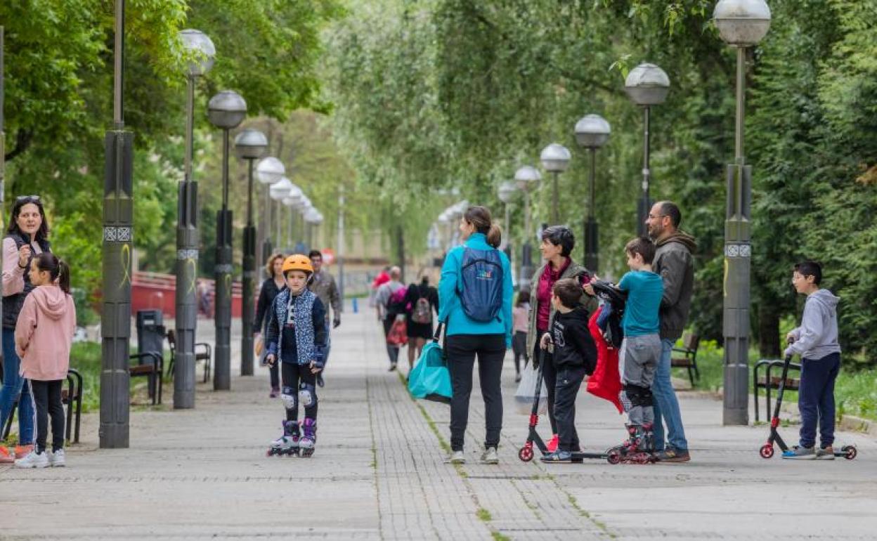 Varios adultos charlan sin cumplir la distancia de seguridad..