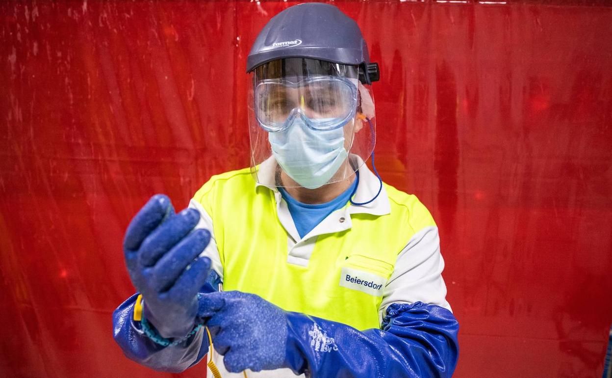 Un trabajador se protege contra el coronavirus.