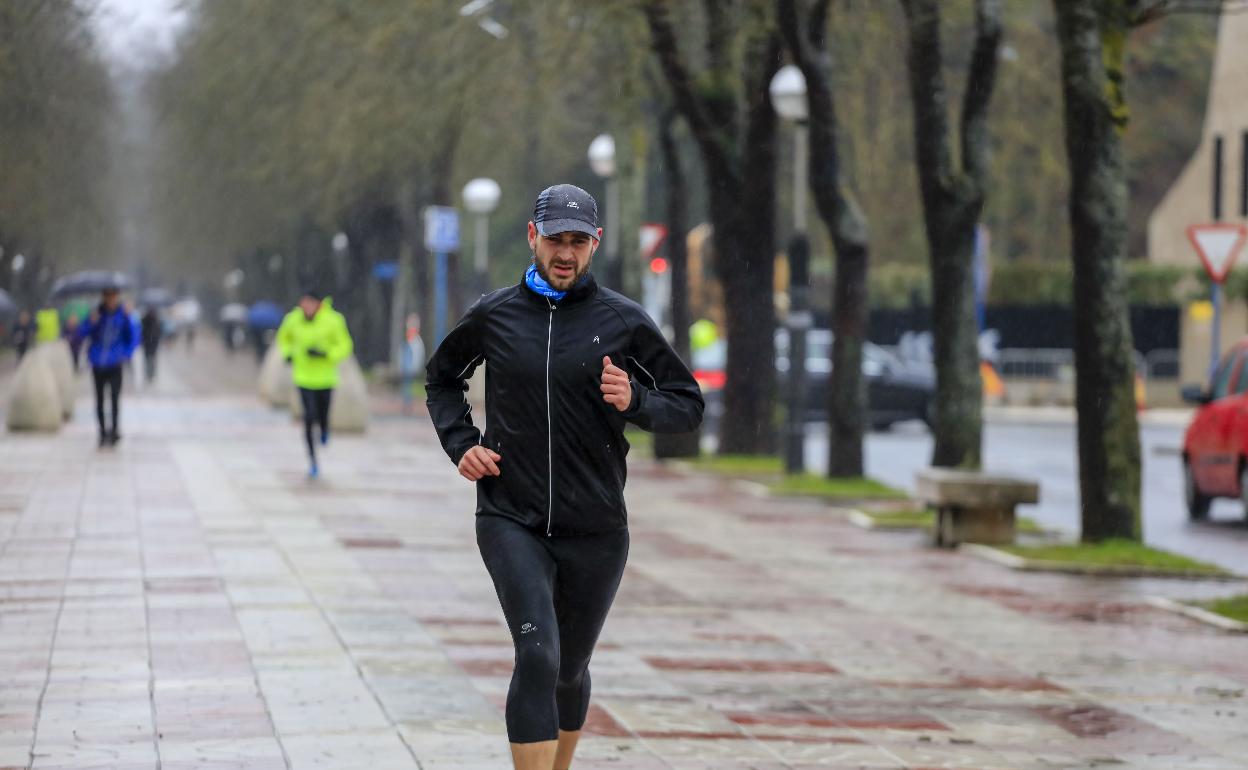 El Gobierno dejará salir a correr y pasear desde el 2 de mayo si el virus no repunta