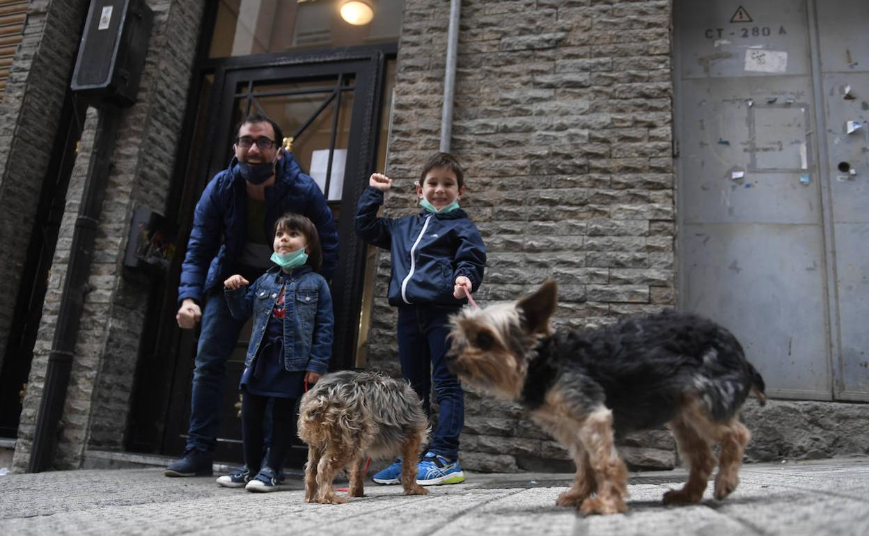 Egoitz, a la izquierda, es al aita de Aiala y Lizardi, que han estrenado la calle tras mes y medio en casa.