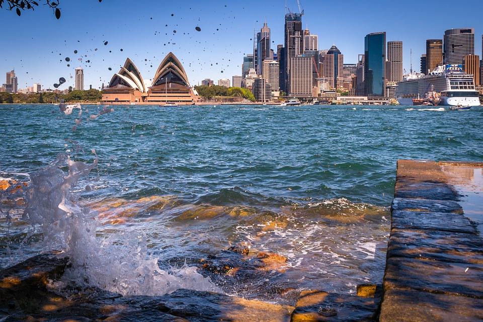 17.000 kilómetros nos separan de Australia, el país con la fauna más alucinante del planeta. Cuenta con algunas de las mejores playas del mundo y alberga una de las maravillas del mundo marino: la gran barrera de coral. Un perfecto destino para cambiar totalmente de aires.