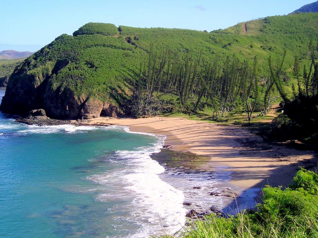 Si quieres irte a las playas más alejadas, Nueva Caledonia es tu destino ideal. El archipiélago, con capital en Numea, te pilla cerca si pasas unos días en Australia o Nueva Zelanda. En medio del Pacífico, tiene algunas de las playas más espectaculares del mundo, rodeadas de arrecifes de coral.