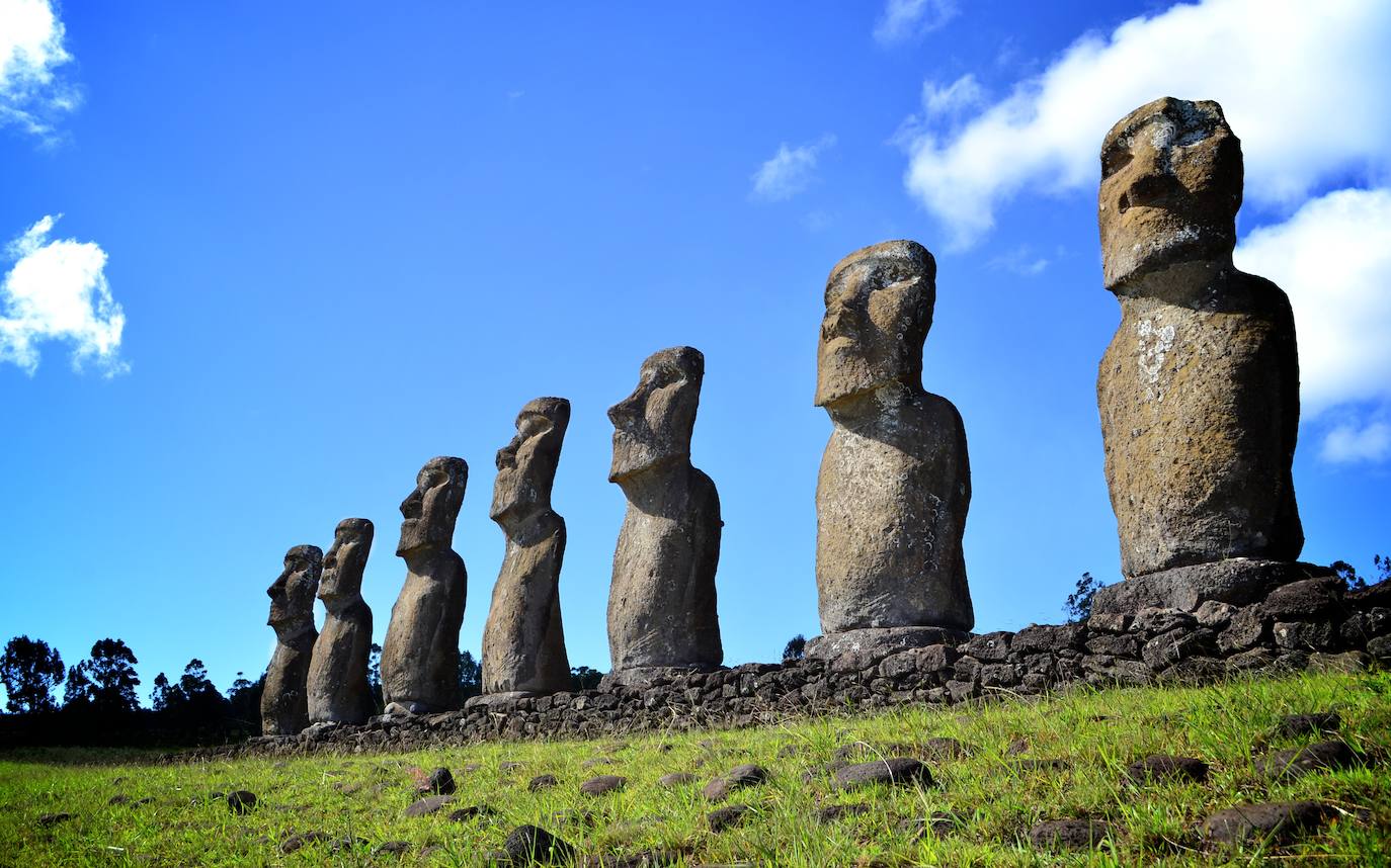 Isla de Pascua | En Chile, a más de 13.500 kilómetros de la Comunitat supone un destino perfecto para reconectar con el planeta y descubrir los misterios de los moáis, las enormes cabezas de piedra talladas cuyo origen es a día de hoy todavía un enigma.