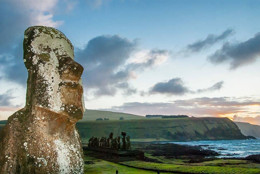 Isla de Pascua. En Chile, a más de 13.500 kilómetros, supone un destino perfecto para reconectar con el planeta y descubrir los misterios de los moáis, las enormes cabezas de piedra talladas cuyo origen es a día de hoy todavía un enigma.