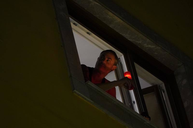 Fotos: Los balcones de Gernika se llenan de velas por la paz