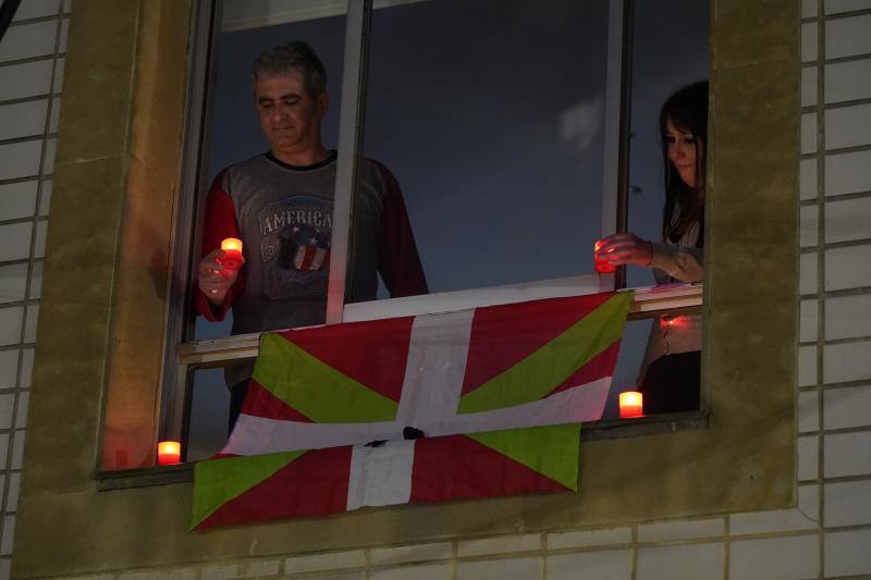 Fotos: Los balcones de Gernika se llenan de velas por la paz