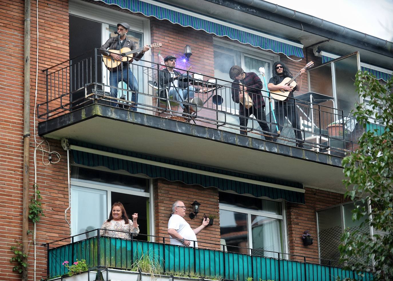 Fotos: El genial concierto de un grupo de amigos de Algorta desde su balcón