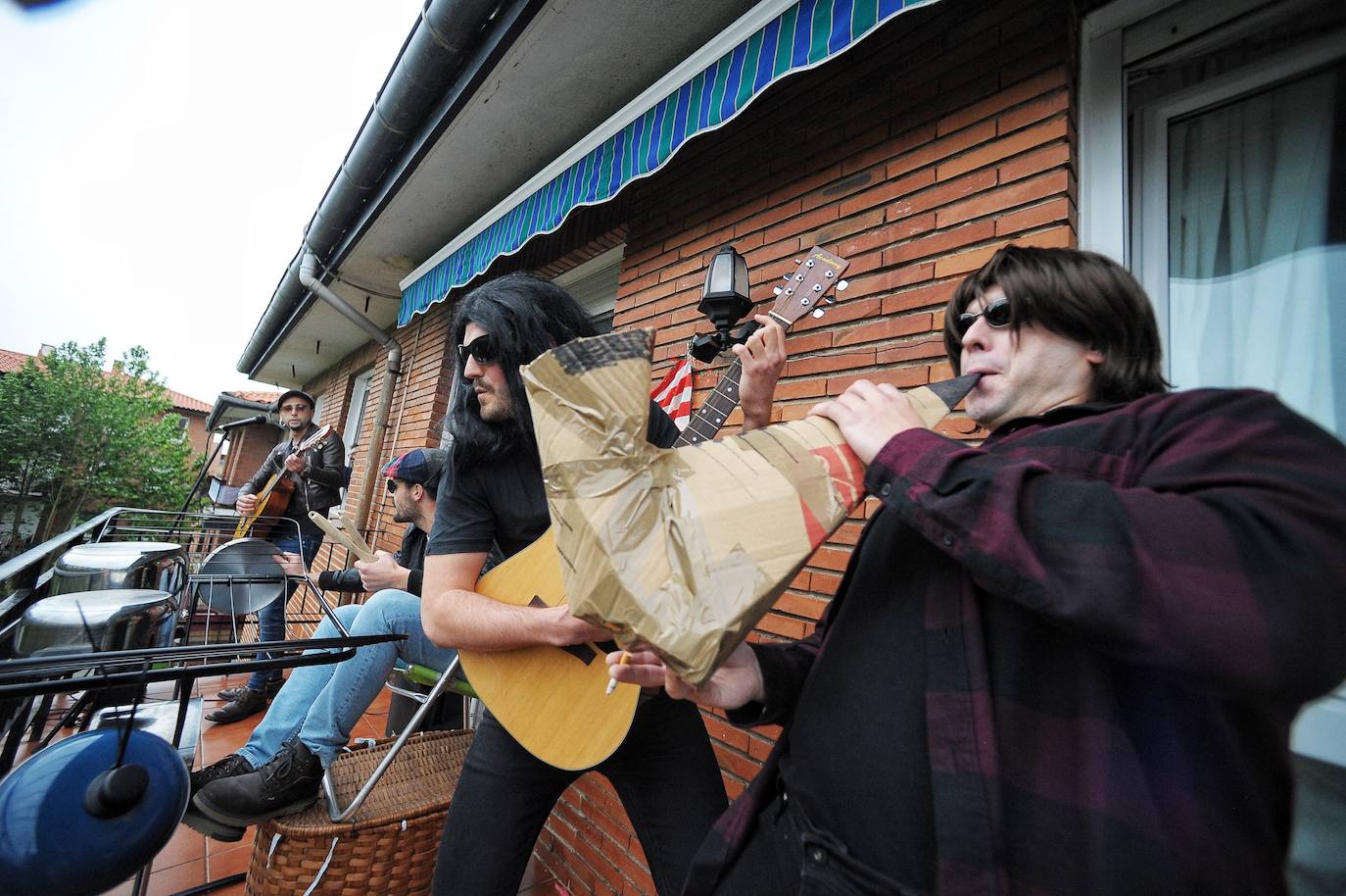 Fotos: El genial concierto de un grupo de amigos de Algorta desde su balcón