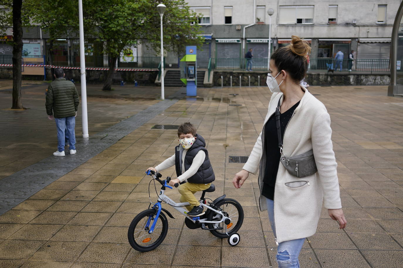 Danel, acompañado por su amatxu Eider, ha salido esta mañana con su bici a dar un paseo por el barrio bilbaíno de Otxarkoaga.