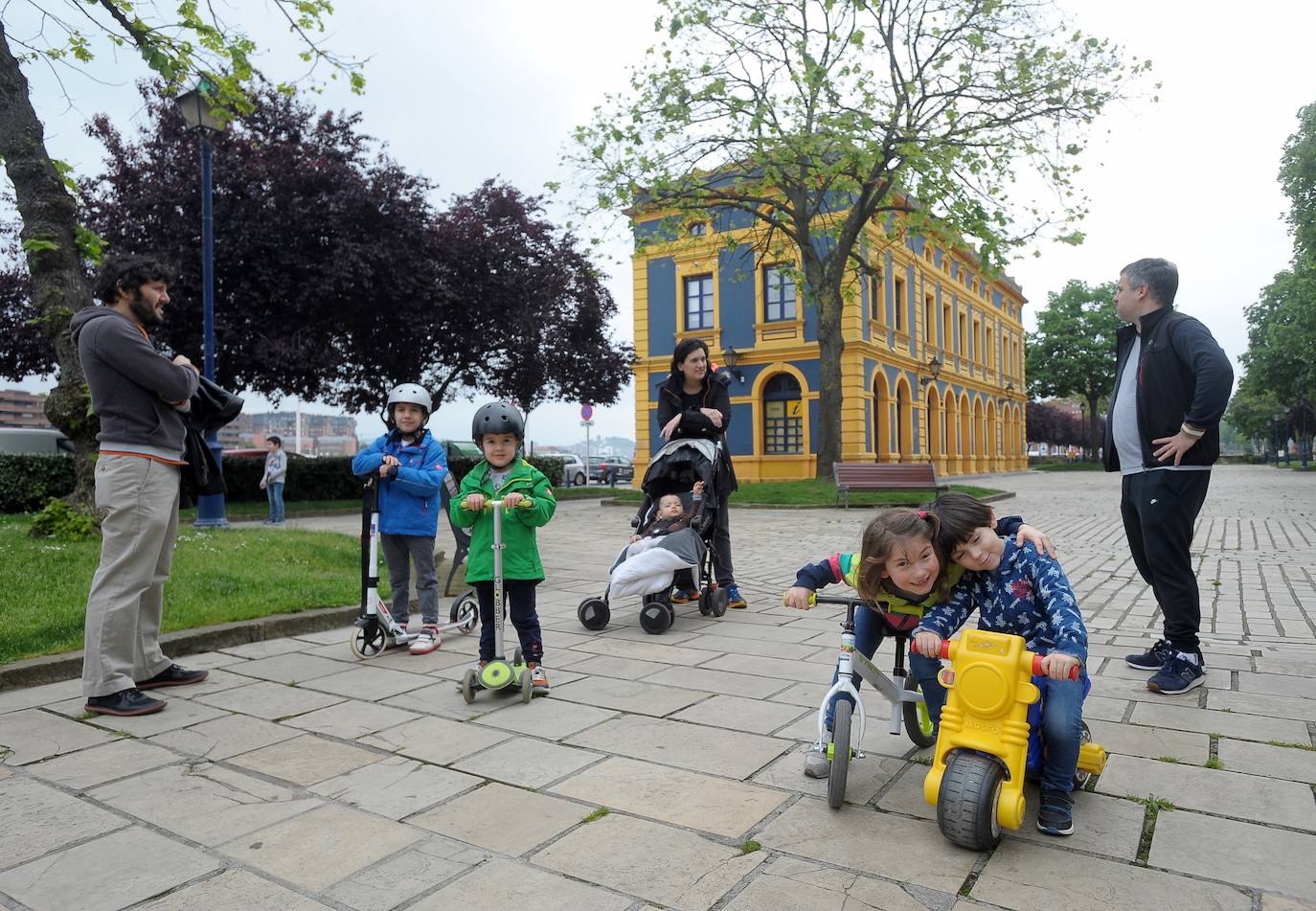 Paseo dominical con los niños en las inmediaciones del Puente Colgante, en Portugalete.