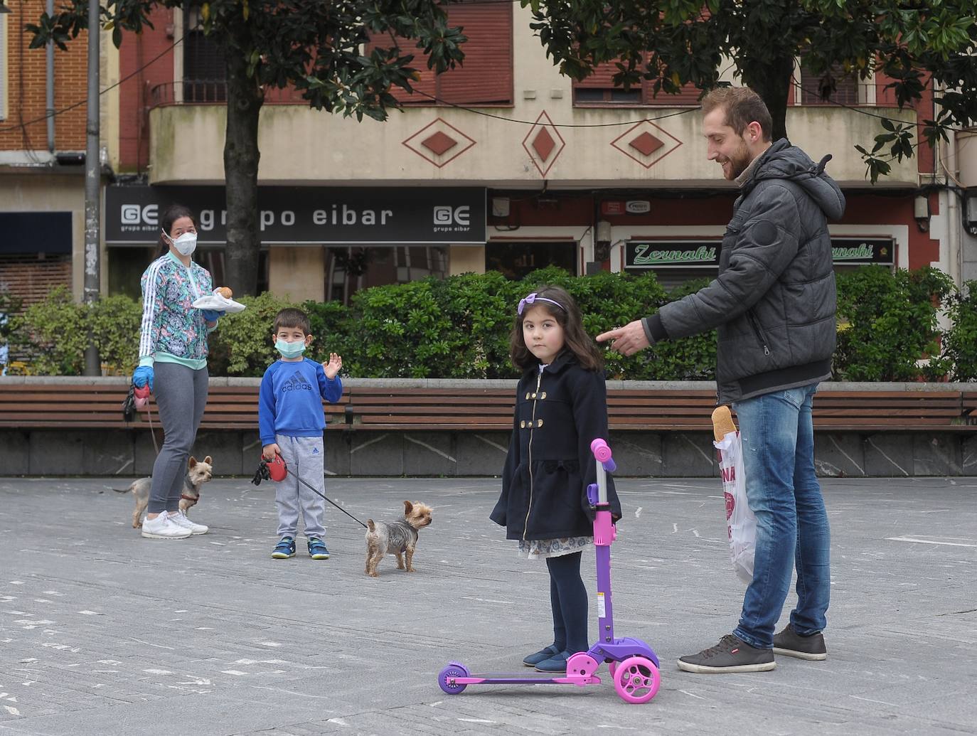 Tras 42 días de confinamiento, los niños han podido disfrutar de una hora de juego en Herriko Plaza, en Barakaldo.