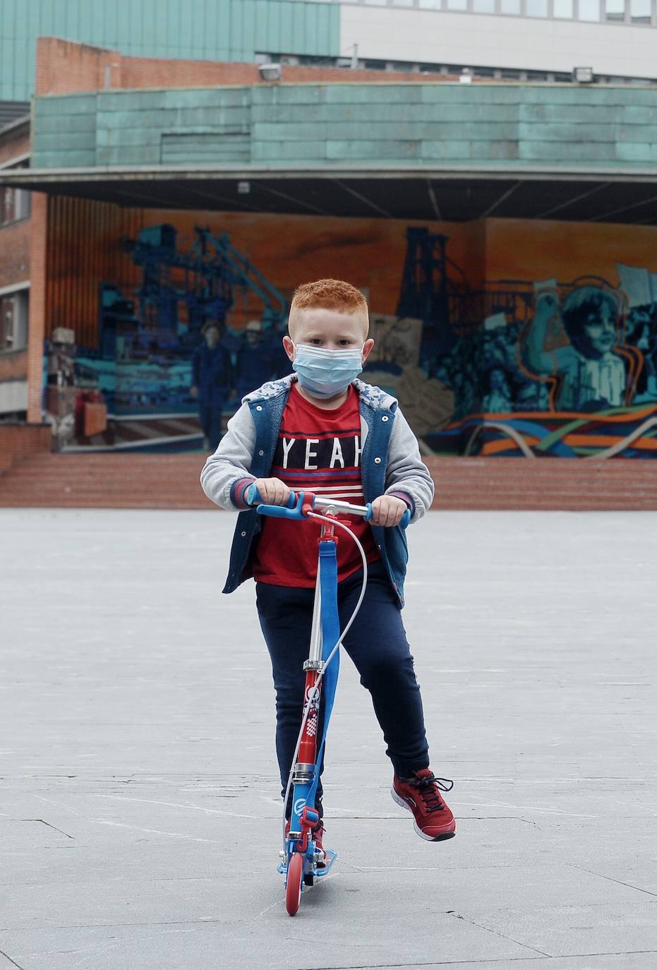 Tras 42 días de confinamiento, los niños han podido disfrutar de una hora de juego en Herriko Plaza, en Barakaldo.