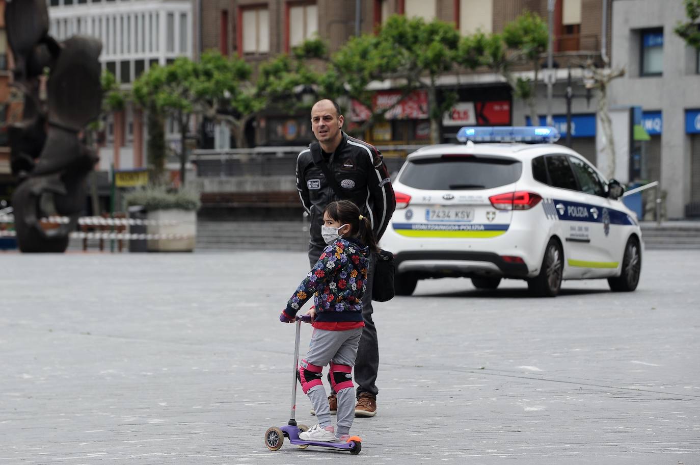 Tras 42 días de confinamiento, los niños han podido disfrutar de una hora de juego en Herriko Plaza, en Barakaldo.