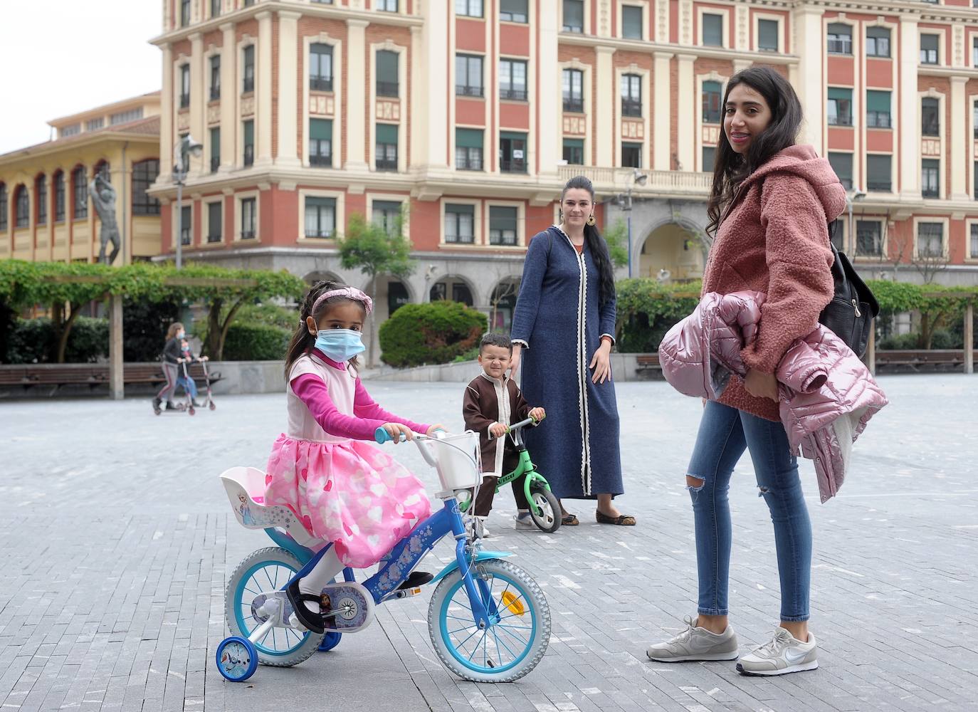 Tras 42 días de confinamiento, los niños han podido disfrutar de una hora de juego en Herriko Plaza, en Barakaldo.
