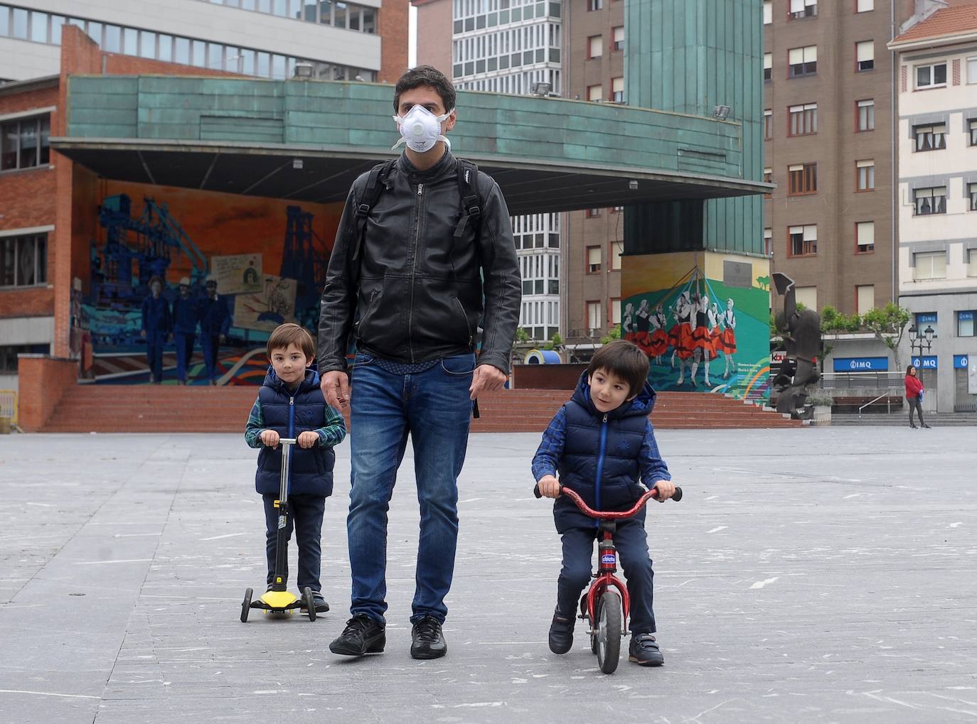 Tras 42 días de confinamiento, los niños han podido disfrutar de una hora de juego en Herriko Plaza, en Barakaldo.