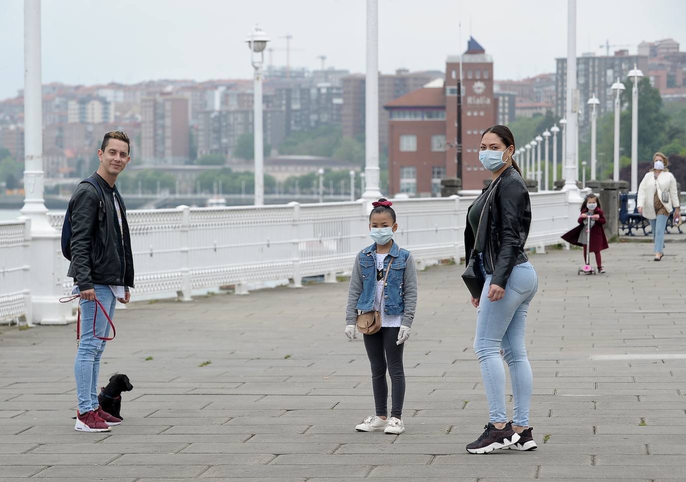 Paseo dominical con los niños en las inmediaciones del Puente Colgante, en Portugalete.